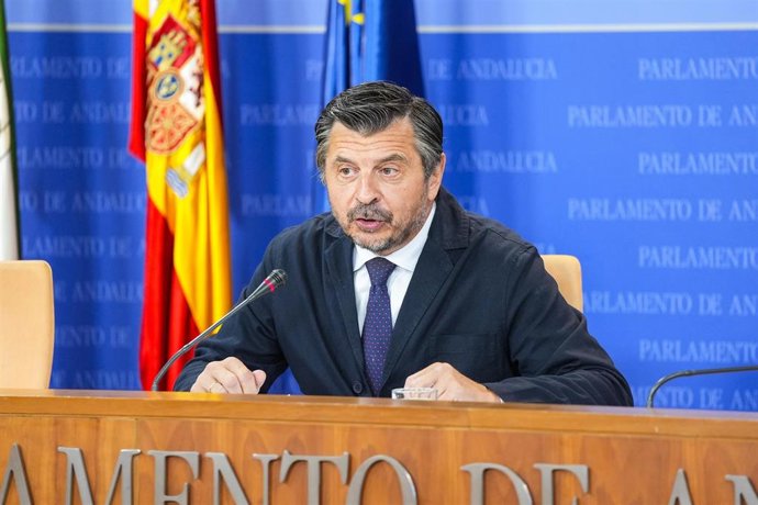 El portavoz del Grupo Parlamentario Popular, Toni Martín, durante la ronda de ruedas de prensa de portavoces de los grupos parlamentarios en el Parlamento de Andalucía, a 10 de septiembre de 2025 en Sevilla (Andalucía, España). Los portavoces de los grupo