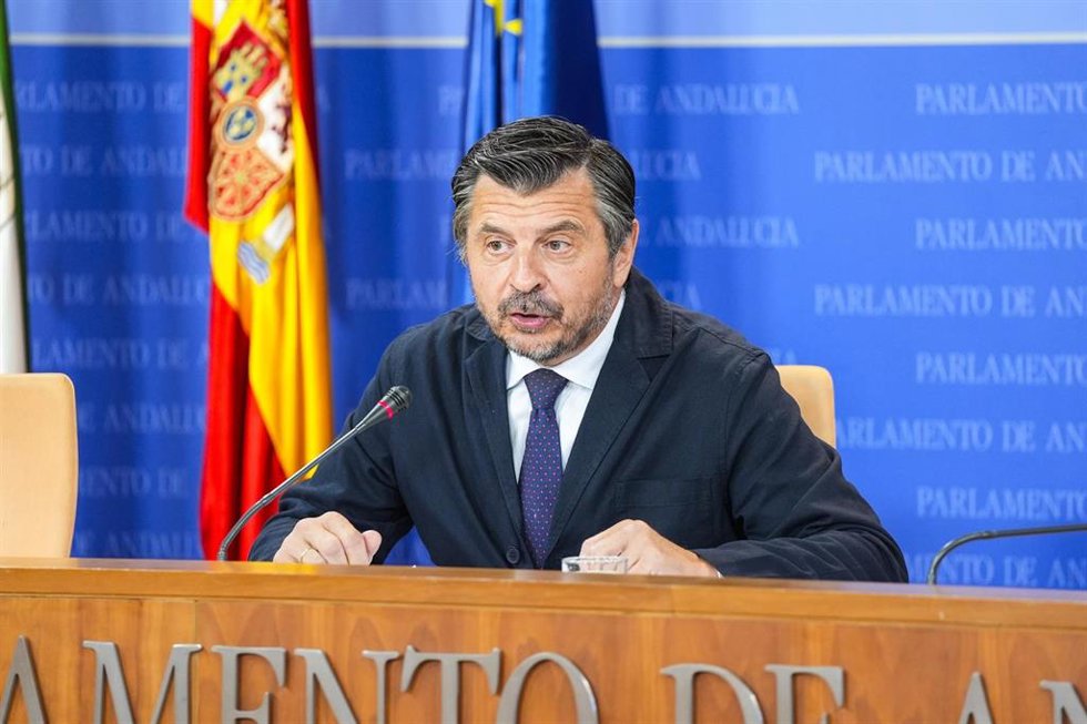 El portavoz del Grupo Parlamentario Popular, Toni Martín, durante la ronda de ruedas de prensa de portavoces de los grupos parlamentarios en el Parlamento de Andalucía, a 10 de septiembre de 2025 en Sevilla (Andalucía, España). Los portavoces de los gru