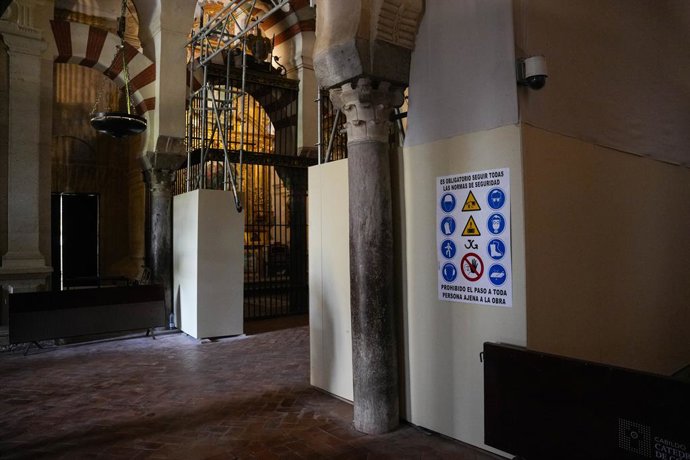 Imagens do trabalho de reforço da Mesquita-Catedral de Córdoba após o incêndio ocorrido em 8 de agosto, 5 de setembro de 2025 em Córdoba (Andaluzia, Espanha). Os trabalhadores da Mesquita-Catedral trabalham no reforço
