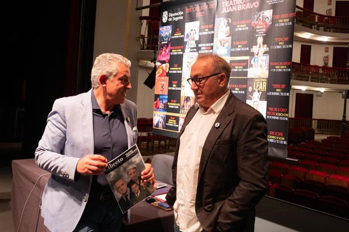 El diputado de Cultura, José María Bravo (izda) con el director del Teatro Juan Bravo, marco Antonio Costa.