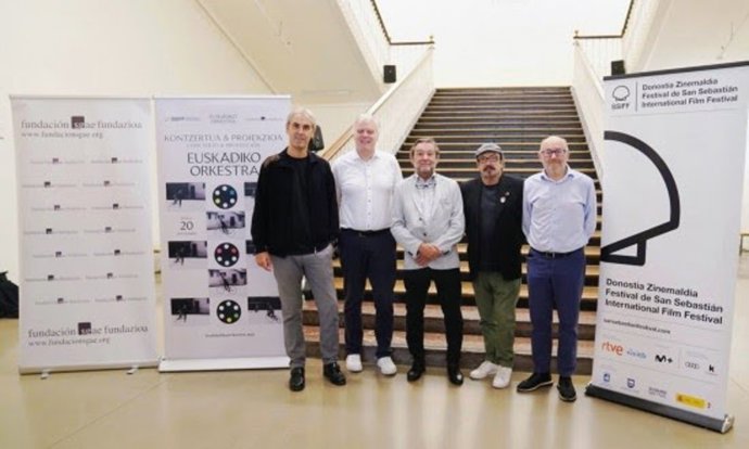 El director Juan José Ocón, Gorka Miranda (Coral Easo), Roberto Ugarte (Euskadiko Orkestra), Fran Lasuen (SGAE Euskadi) y José Luis Rebordinos (Festival de San Sebastián)