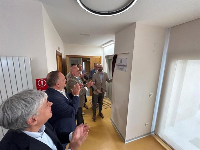 Descubrimiento de una placa conmemorativa con motivo de la inauguración del edificio de usos múltiples en Valdevimbre (León).