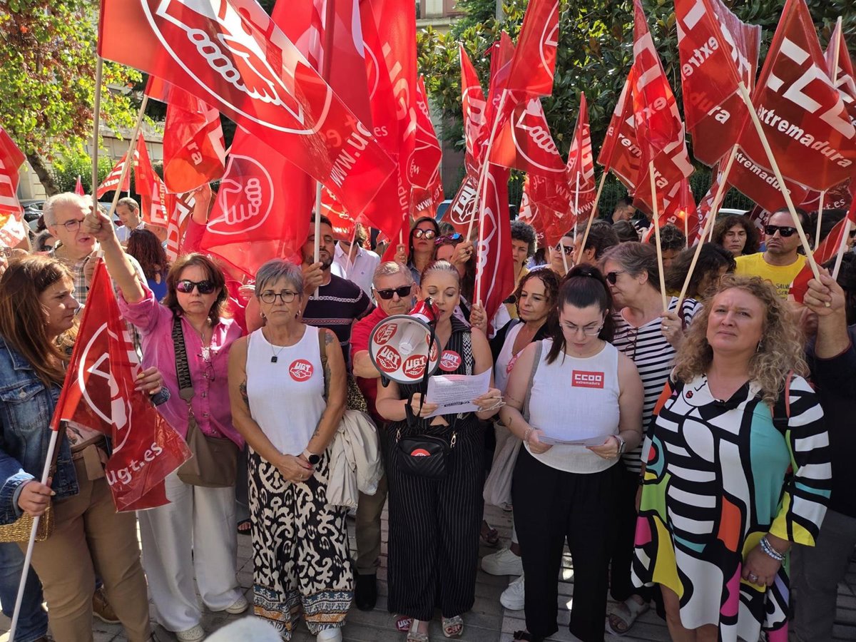 UGT y CCOO reclaman en Badajoz la reducción de la jornada laboral y exigen que  no se hurte  el debate parlamentario