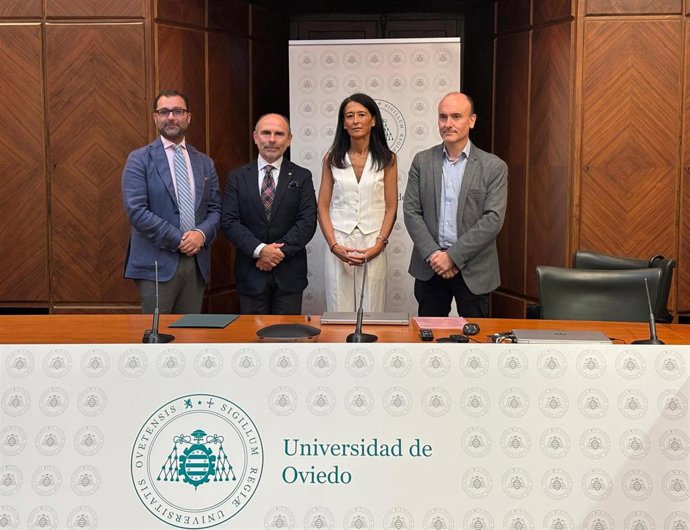 El concejal de cultura en el Ayuntamiento de Oviedo,David Álvarez ; el rector de la Universidad de Oviedo, Ignacio Villaverde, la directora de la Cátedra Ángel González, Araceli Iravedra y el director general de Cultura, Pablo Léon.