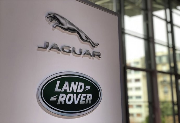 Archivo - Logo Jaguar Land Rover