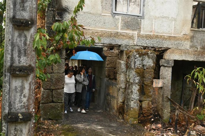 La conselleira de Vivenda e Planificación de Infraestructuras, María M. Allegue, visita a los afectados por los incendios en Carballeda de Avia, Ourense
