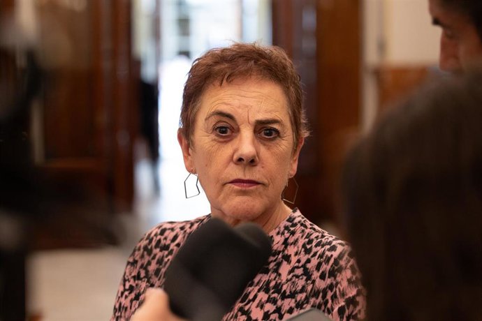Archivo - La portavoz de EH Bildu en el Congreso, Mertxe Aizpurua, atiende a los medios de comunicación durante una sesión plenaria extraordinaria, en el Congreso de los Diputados, a 22 de julio de 2025, en Madrid (España).