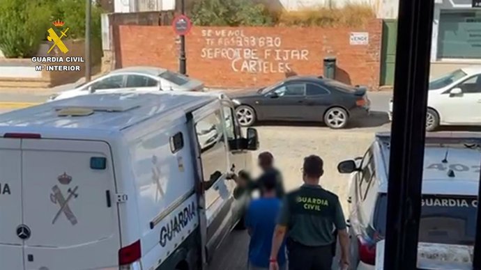 Momento de la detención de uno de los tres acusados de robos con violencia en Almonte (Huelva).