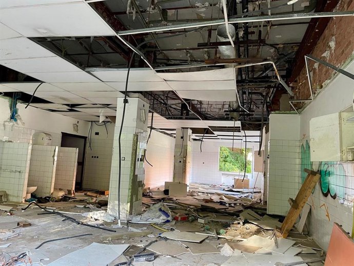 Archivo - Interior de uno de los edificios del viejo HUCA.