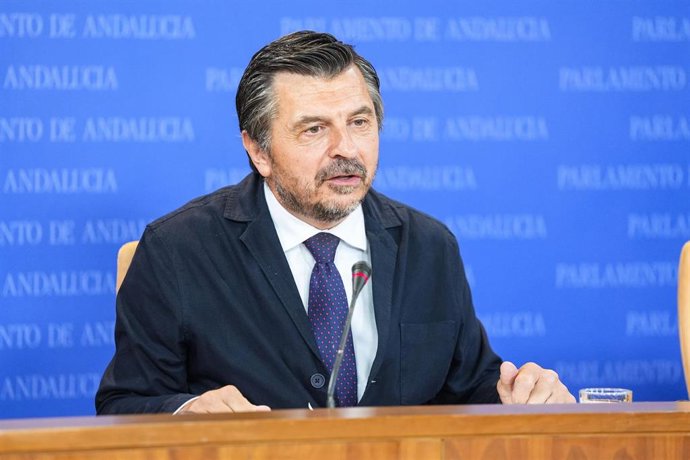 El portavoz del Grupo Parlamentario Popular, Toni Martín, durante la ronda de ruedas de prensa de portavoces de los grupos parlamentarios en el Parlamento de Andalucía, a 10 de septiembre de 2025 en Sevilla (Andalucía, España). Los portavoces de los grupo