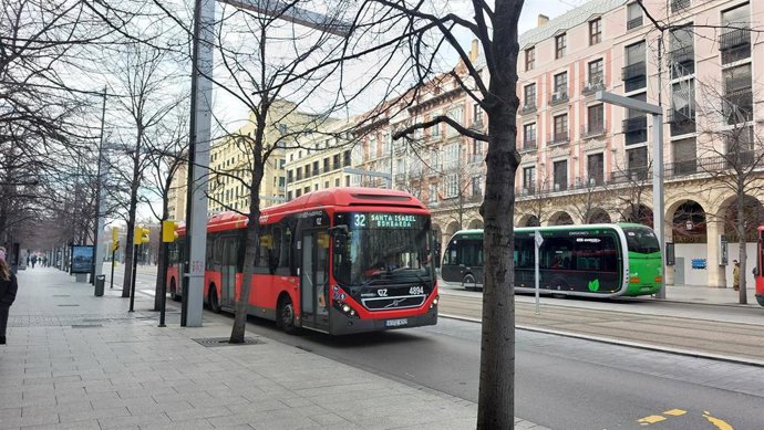 Archivo - Autobús urbano en Zaragoza, línea 32.