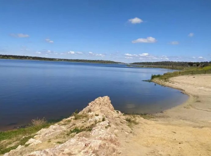 Archivo - El embalse de La Colada, visto desde la playa, en la que está prohibido el baño.