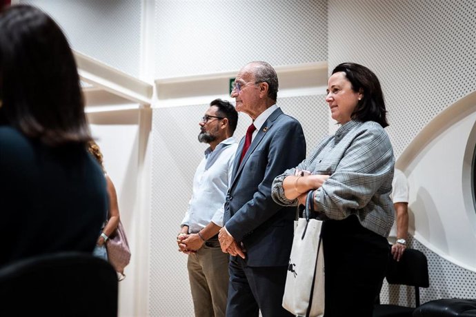 El alcalde de Málaga, Francisco de la Torre, junto a los concejales delegados de Cultura y Patrimonio Histórico, Mariana Pineda, y de Vivienda, Francisco Pomares, respectivamente, ha asistido esta mañana al ensayo de la OFM.