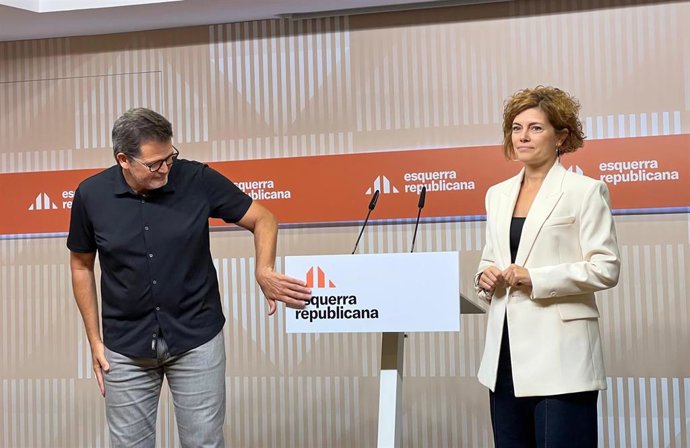 La secretaria general de ERC, Elisenda Alamany, y el vicesecretario general y portavoz, Isaac Albert, presentan la nueva identidad gráfica del partido