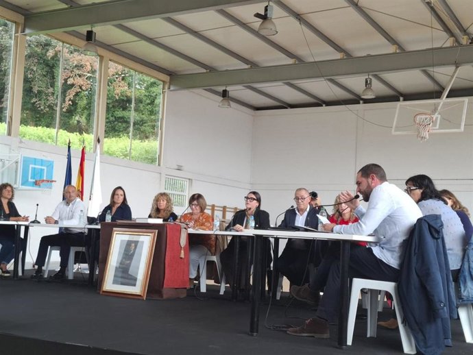 Pleno celebrado en un pabellón del municipio coruñés de Carral