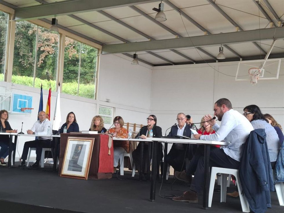 Pleno celebrado en un pabellón del municipio coruñés de Carral