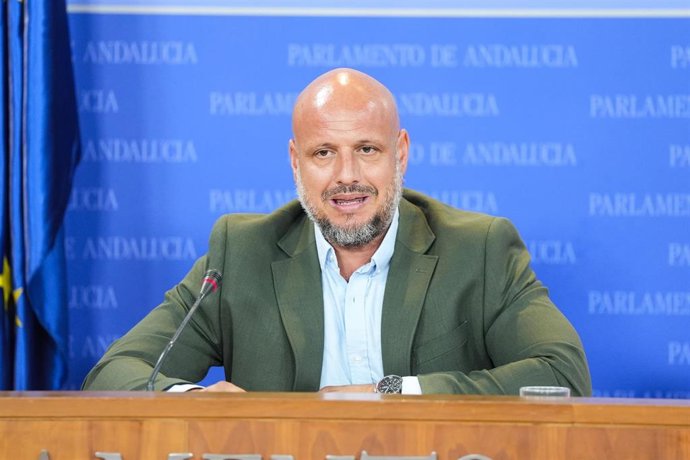 El portavoz del Grupo Parlamentario Vox, Rodrigo Alonso, durante la ronda de ruedas de prensa de portavoces de los grupos parlamentarios en el Parlamento de Andalucía, a 10 de septiembre de 2025 en Sevilla (Andalucía, España). Los portavoces de los grupos