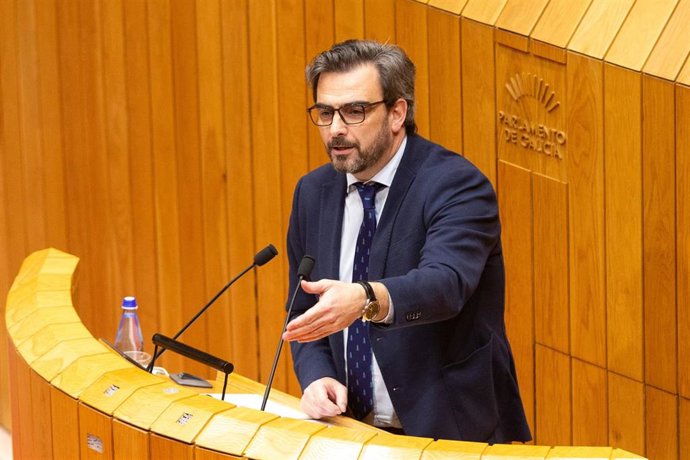 Archivo - El conselleiro de Presidencia, Xustiza e Deportes, Diego Calvo, en una intervención en el Parlamento gallego.