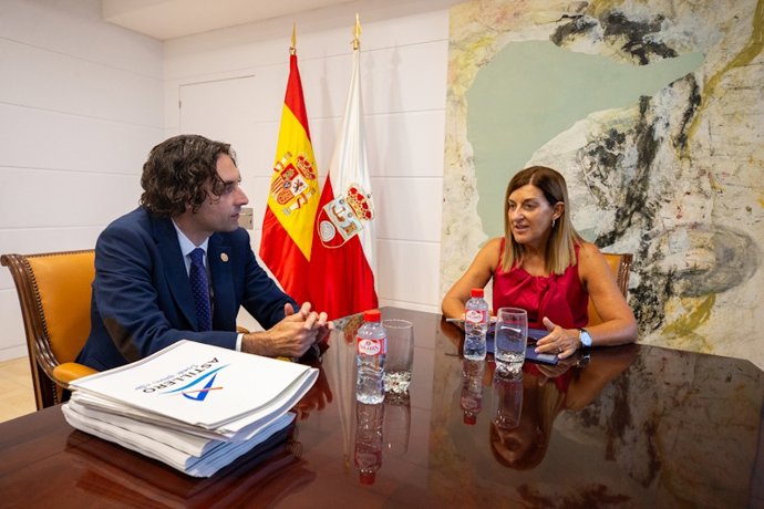 La presidenta de Cantabria, María José Sáenz de Buruaga, y el alcalde de Astillero, Javier Fernández Soberón