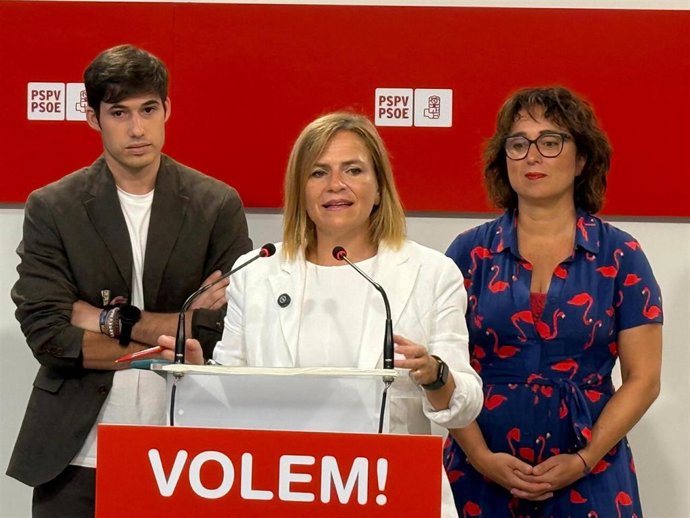 La secretaria general del PSPV-PSOE en València, Pilar Bernabé, junto al portavoz de la formación en el ayuntamiento de esta ciudad, Borja Sanjuán, y la vicesecretaria y portavoz de la ejecutiva de este partido, Rosa Domínguez.