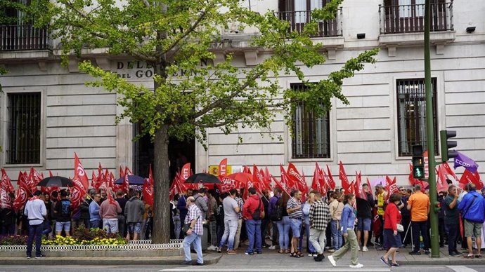 Concentración de UGT y CCOO en Santander en favor de la ley de reducción de jornada laboral y en contra de las enmiendas a la totalidad de PP, Vox y Junts