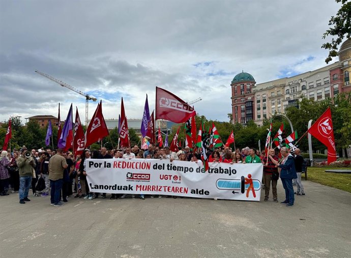 Concentración de CCOO y UGT ante la sede de Confebask en Bilbao a favor de la reducción de la jornada laboral.