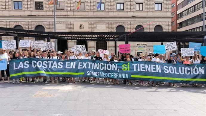 Vecinos de la playa de Babilonia de Guardamar del Segura (Alicante), durante una protesta para pedir que se paralicen los derribos de casas en este núcleo