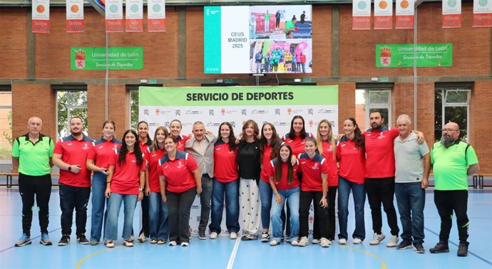 La rectora de la Universidad de León, Nuria González, con las integrantes del equipo de balonmano femenino ULE.