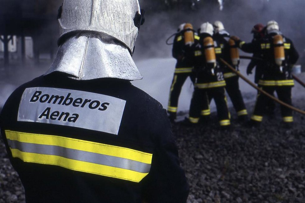 Archivo - Bomberos de Aena en una intervención