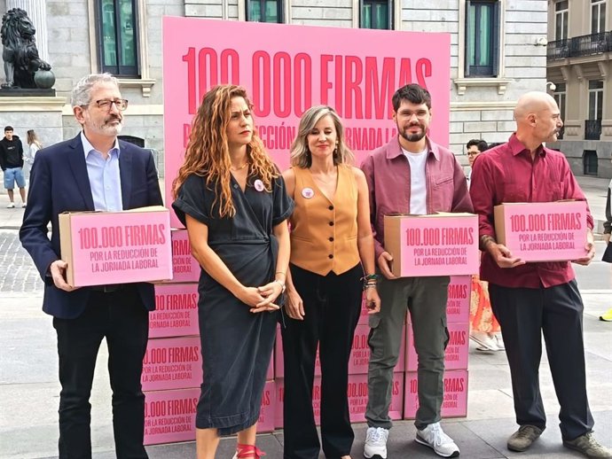 A coordenadora geral da Sumar, Lara Hernández, a porta-voz no Congresso, Verónica Martínez Barbero, e outros deputados da Sumar carregam mais de 100.000 assinaturas em apoio à redução das horas de trabalho que registraram no Congresso.