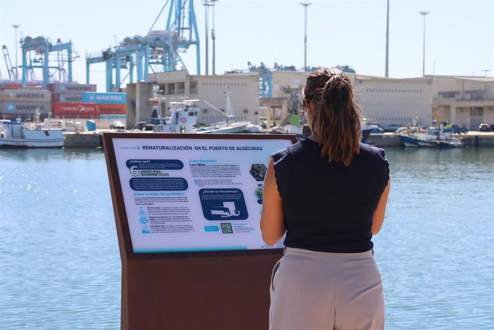 Totem divulgativo instalado en el Muelle de Ribera del Llano Amarillo del puerto de Algeciras por la Autoridad Portuaria de la Bahía de Algeciras (APBA)