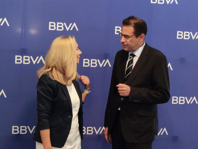 La directora de la regional sur de BBVA España, Asunción Álvarez Puerta, y el economista jefe de BBVA Research para España, Miguel Cardoso, charlan en la presentación del informe de situación de Extremadura para 2025.
