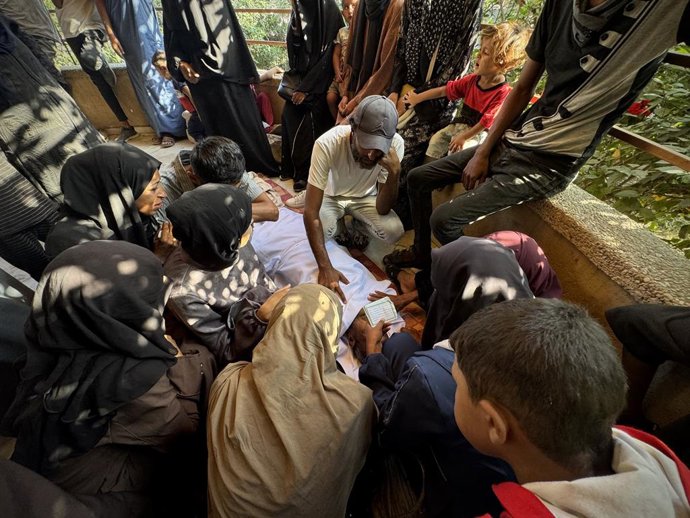 August 18, 2025, Khan Younis, Gaza Strip, Palestinian Territory: Relatives of the Palestinians who died as a result of the Israeli attacks on the people who waiting for aid. mourn as the dead bodies were taken from the Nasser Hospital for burial in Khan Y