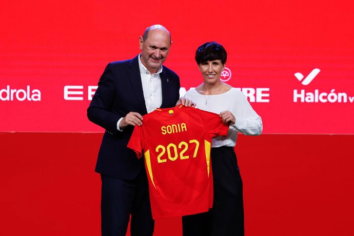 Sonia Bermúdez com Rafael Louzán após ser apresentada oficialmente como a nova técnica da seleção feminina de futebol.