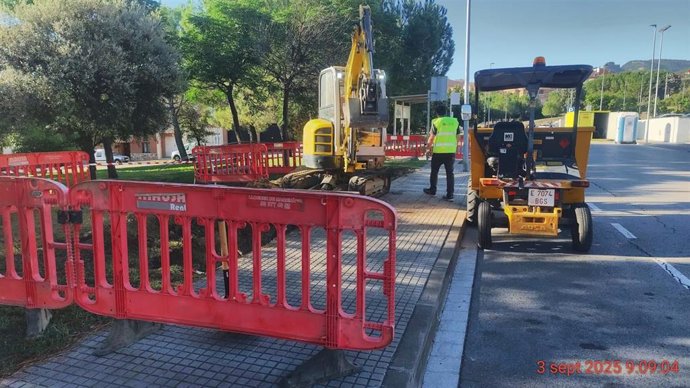 Renfe empieza a instalar marquesinas en el entorno de la estación Centelles (Barcelona)