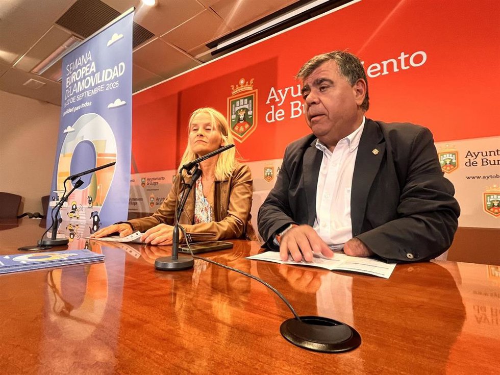 La técnico de Movilidad, Cristina Fernández, y el vicealcalde, Juan Manuel Manso.