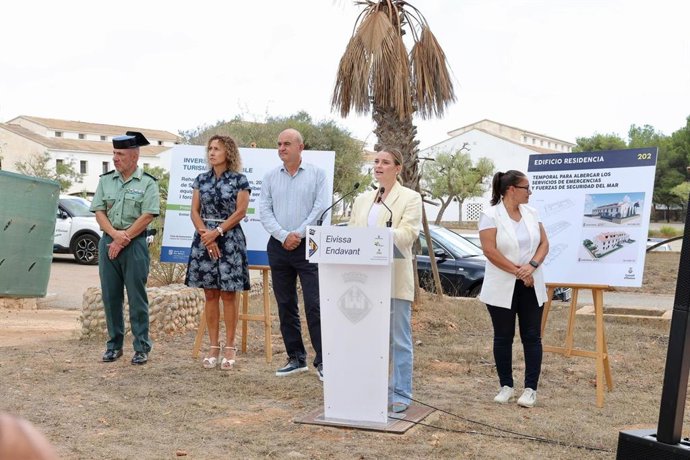 La presidenta del Govern, Marga Prohens, y el presidente del Consell Insular de Ibiza, Vicent Marí, visitan las obras del pabellón 202 del complejo de Sa Coma.