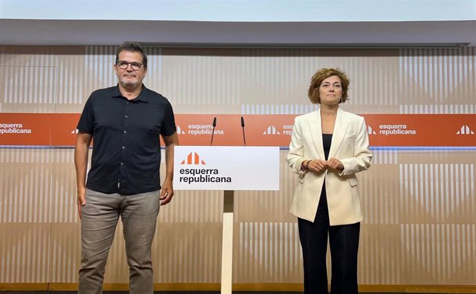 La secretaria general de ERC, Elisenda Alamany, y el vicesecretario general y portavoz, Isaac Albert, en la sede del partido