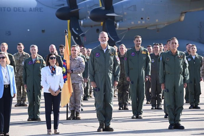 El Rey Felipe VI (c), junto a la ministra de Defensa, Margarita Robles, visita el European Tactical Airlift Centre (ETAC), en la Base Aérea de Zaragoza.
