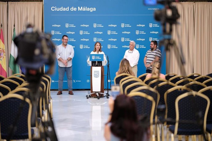 La concejala del distrito Bailén-Miraflores, María Paz Flores, junto al hijo del promotor de la barriada Claudio Gallardo; el director de cine Enrique García; y el director de la Banda de Música de Miraflores, Antonio Rosa, ha presentado el programa.