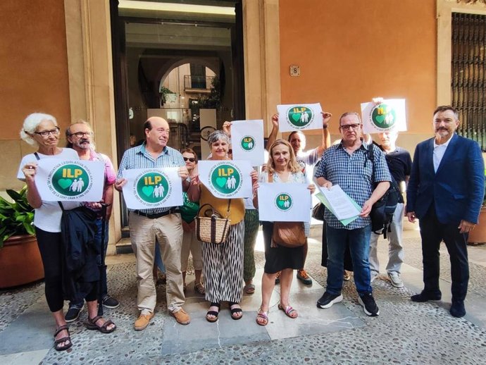 Miembros de la Coordinadora Balear para la Defensa de las Pensiones Públicas registran en el Parlament una iniciativa popular para garantizar que todos los pensionistas de Baleares lleguen al SMI