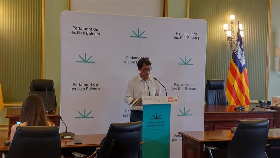 El portavoz del PSIB en el Parlament, Iago Negueruela, en rueda de prensa.