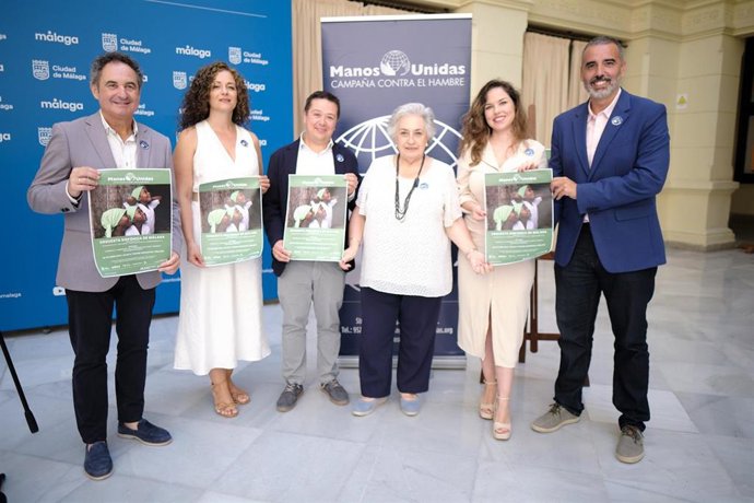 El concejal delegado de Derechos Sociales, Francisco Cantos, junto a la presidenta delegada de Manos Unidas en Málaga, Ana Torralba, y el diputado provincial Luis Rodríguez del Pozo, ha presentado el concierto
