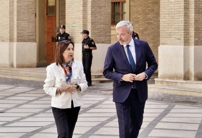 La ministra Margarita Robles y el presidente Jorge Azcón, en el Edificio Pignatelli.