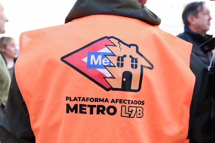 Archivo - Archivo.- Uno de los chalecos de la Plataforma de Afectados por la línea de Metro 7B de San Fernando de Henares