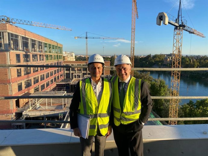 Josep María Ferré y Juan Ignacio Zafra, en una visita al proyecto Vera Sevilla, en los terrenos de la antigua Altadis, en el barrio de Los Remedios.