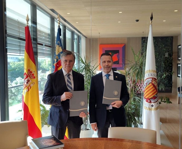 El rector de la Universitat Politècnica de València, José E. Capilla, y el director general del Instituto Interamericano de Cooperación para la Agricultura (IICA), Manuel Orero, suscriben un protocolo de colaboración.