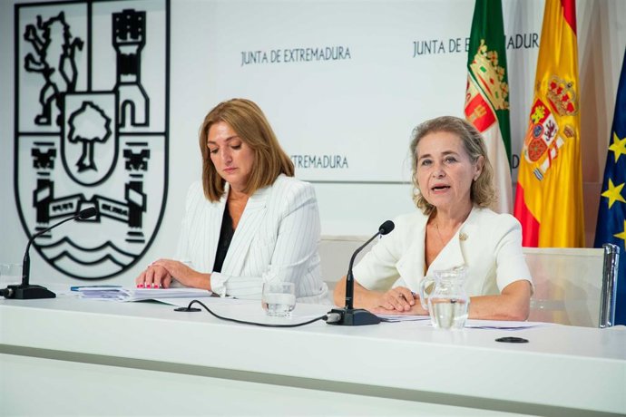 La consejera de Educación, María Mercedes Vaquera, y la secretaria general de Educación, Pilar Pérez, en rueda de prensa para presentar el curso escolar 2025/2026 en Extremadura