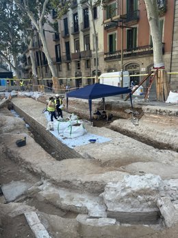 Imagen de la muralla medieval del siglo XIV que se ha descubierto en la Rambla de Barcelona.