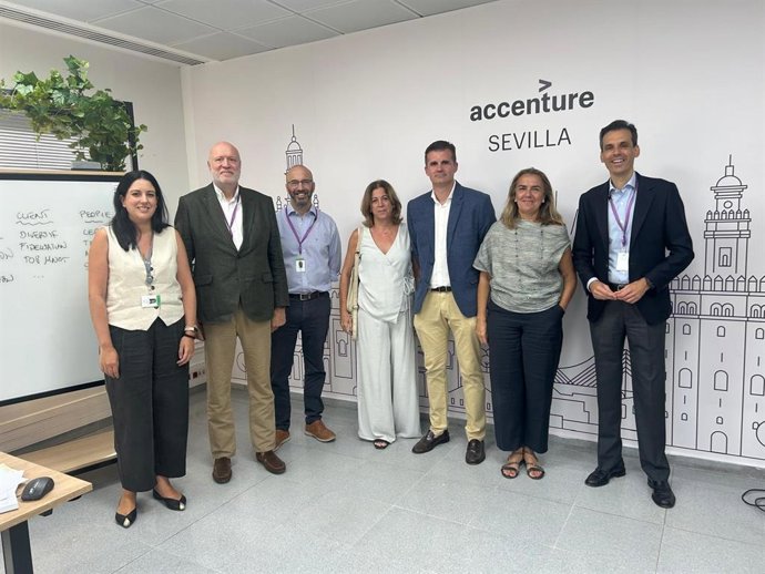 El vicepresidente de Inpro, Antonio Jesús Muñoz, y la gerente de Inpro, Carmen Rodríguez Quirós, en el centro, tras la visita del primero de ellos a las oficinas de la entidad, en el Parque Ciéntifico Cartuja.